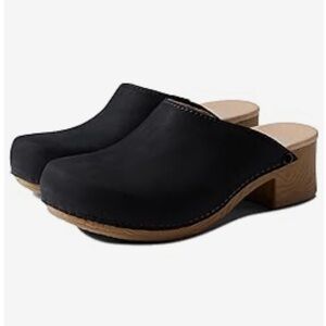 Dansko Giulia clogs, black milled nubuck Size 39 (8.5-9)